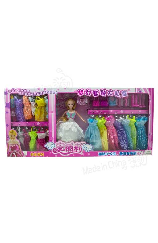 Muñeca con vestidos y accesorios